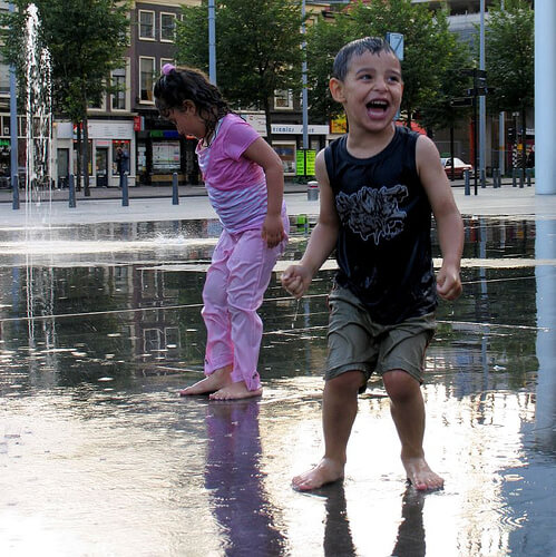 bambini-sotto-la-pioggia