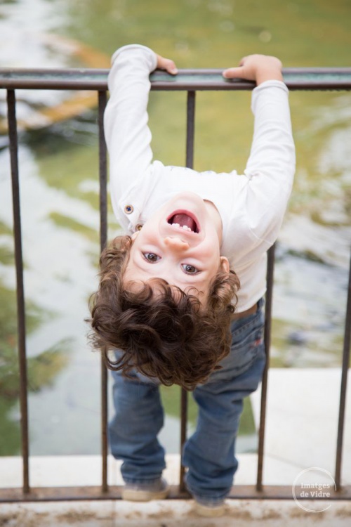 bambino-aggrappato-alla-ringhiera amica