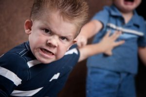 Figli aggressivi: genitori che difendono il loro cattivo comportamento