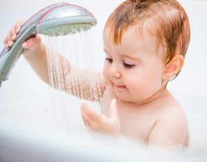 bambino-che-fa-il-bagnetto