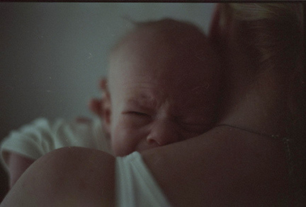 bambino-pianto-con-mamma