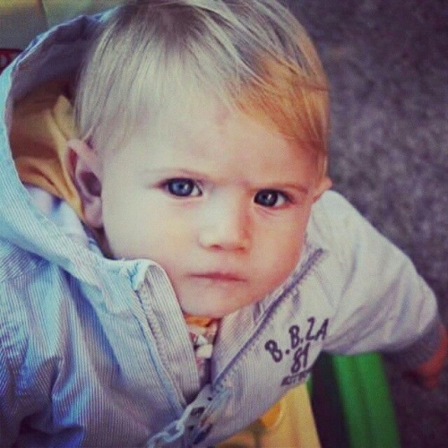 bambino-col-broncio