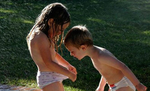 bambino-guarda-nelle-mutandine-di-una-bambina
