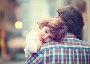 bambino-in-braccio-al-papa
