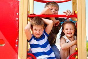 Bambini che si divertono al parco giochi