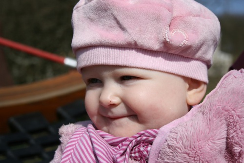 bimba-cappellino-rosa-cervello