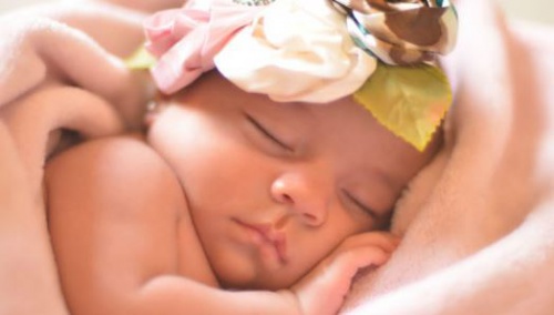 bimbo-che-dorme-avvolto-da-coperta