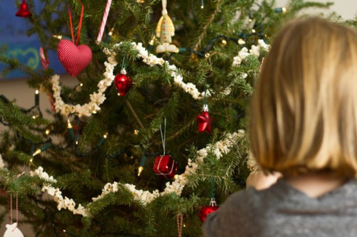 Bambina con troppi regali a Natale