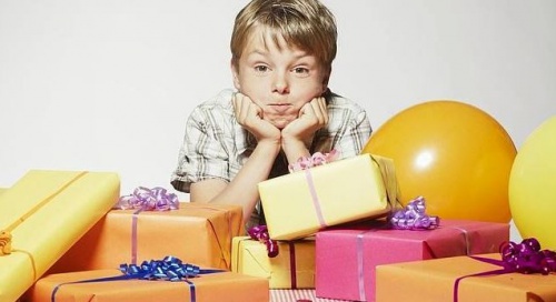 Bambino con troppi regali