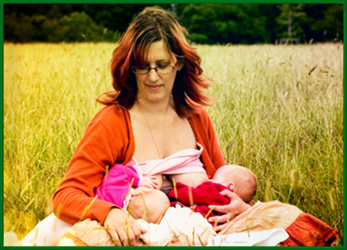 donna allatta due gemelli