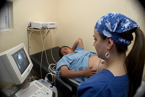 donna-che-fa-ecografia-parto-podalico