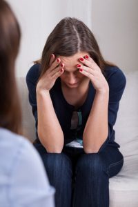 donna-con-testa-tra-le-mani ansia di restare incinta