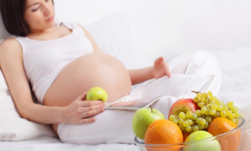 donna-incinta-con-cesto-di-frutta