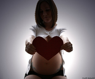 donna-incinta-cuore-gravidanza