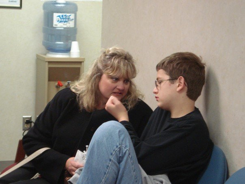 donna-parla-con-ragazzo-dal-medico