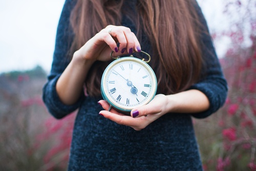 donna regge orologio