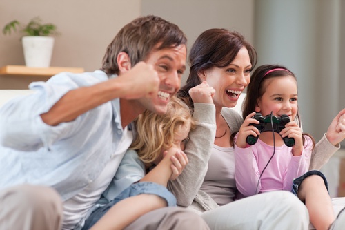famiglia-gioca-e-ride