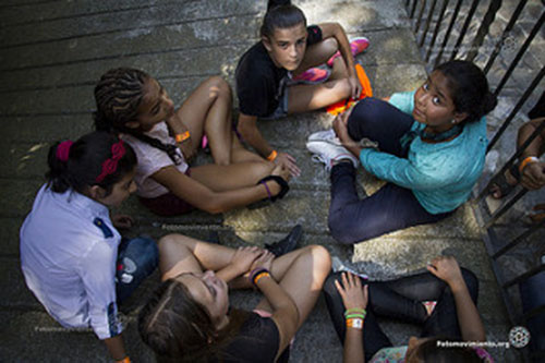 gruppo-di-bambine-in-cerchio bambino ribelle