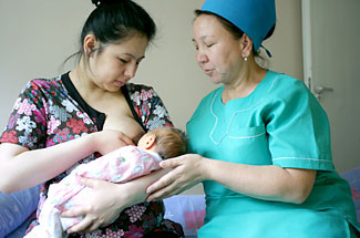 madre-che-allatta-con-infermiera