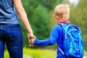 madre-che-tiene-per-mano-il-figlio