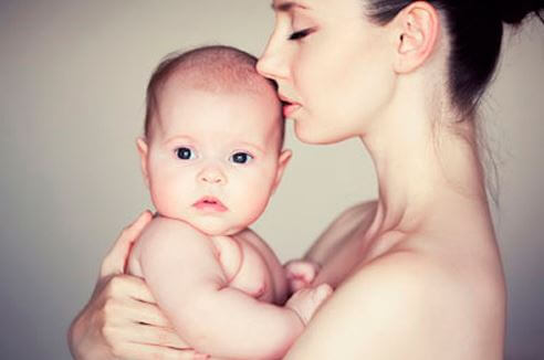 mamma-abbraccia-suo-figlio