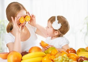 mamma-e-figlia-che-giocano-con-gli-agrumi