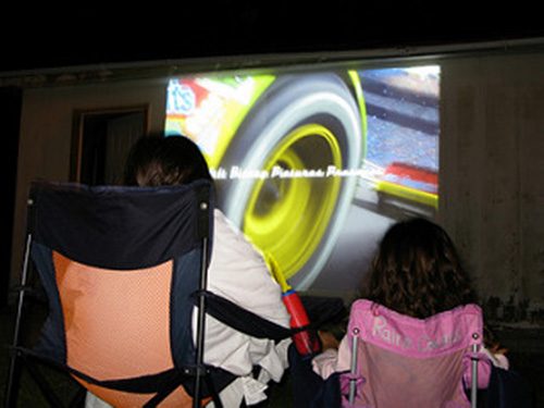 mamma-e-figlia-guardano-un-film