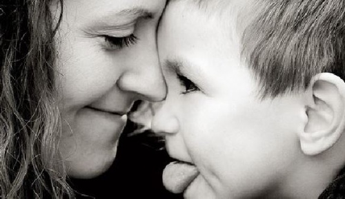 mamma-e-figlio-giocano