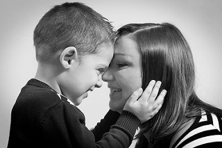 mamma-e-figlio-sorridono