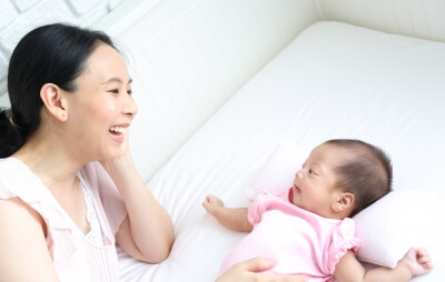 mamma-e-neonato-sul-lettino