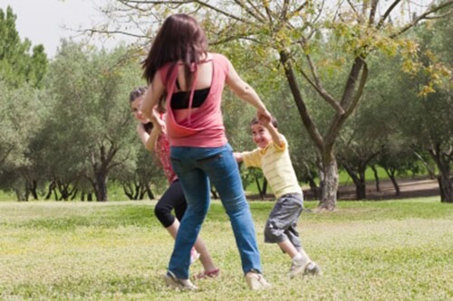 mamma single gioca-coi-bambini-nel-parco