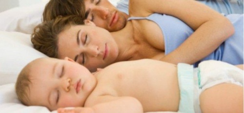 mamma-papa-e-bimbo-che-dormono