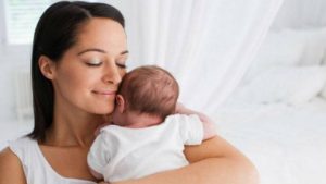 Una madre vera dona tutto il suo amore al proprio bambino