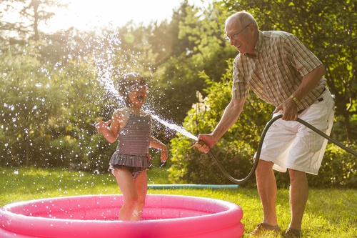 nonno-e-nipotina-in-piscina