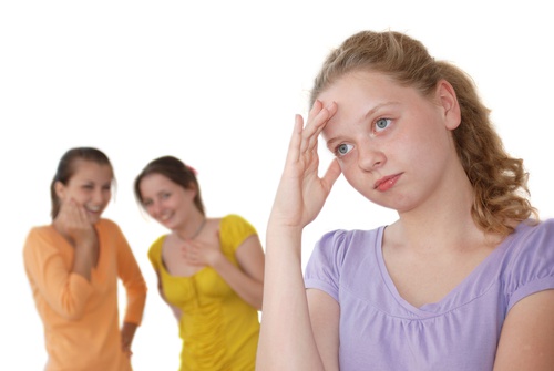 ragazzine che sparlano di un'altra