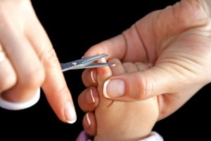 Tagliare le unghie al neonato può essere complicato per una neomamma