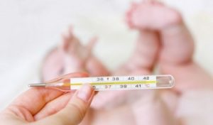 Misurate la temperatura del neonato per capire se ha la febbre
