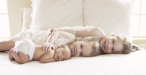 tre-sorelle-sdraiate-insieme