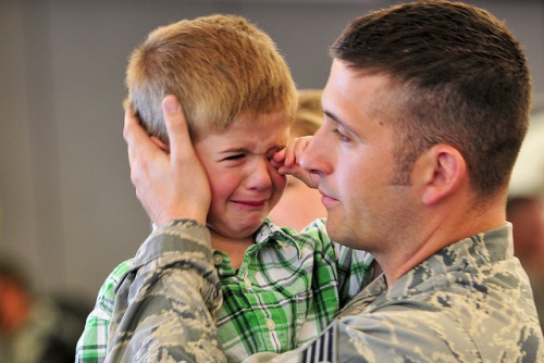 Bambino che piange con suo padre.