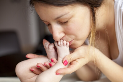 madre-che-bacia-piedini