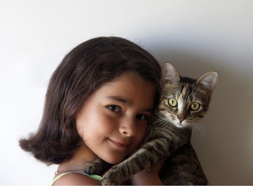 bambina-abbracciata-ad-un-gatto