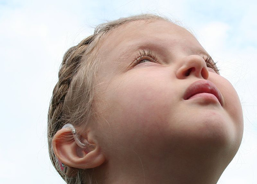 bambina-che-guarda-il-cielo-autismo