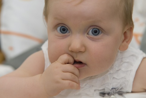 bambina-con-gli-occhi-spalancati abbandonare il ciuccio