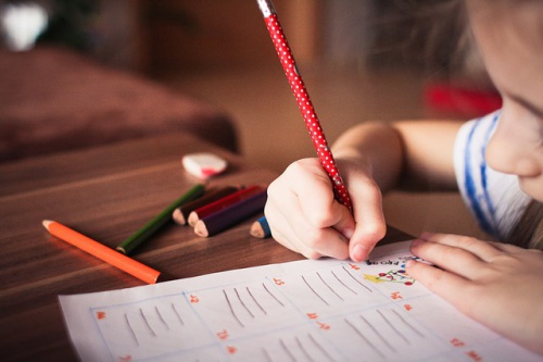 bambina-scrive-con-la-matita