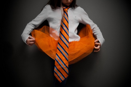 bambina-vestita-di-arancione
