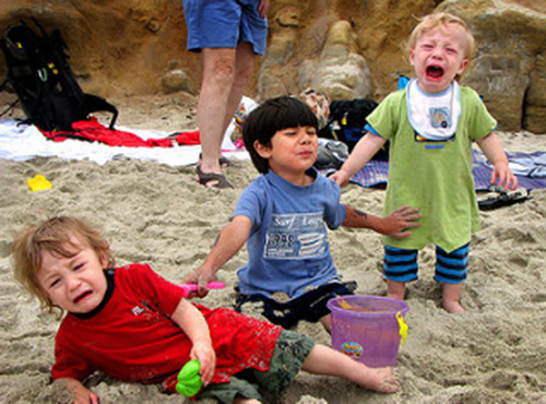 bambini-piangono-sulla-spiaggia-capricci
