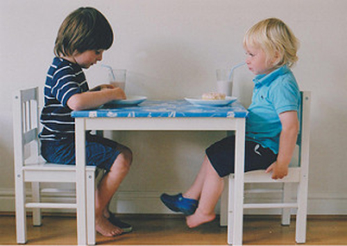 bambini-seduti-a-tavola