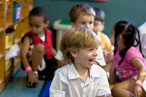 bambini-seduti-per-terra