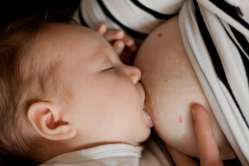 bambino-allattato-al-seno
