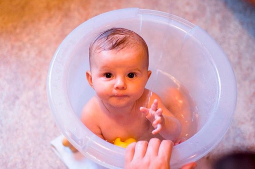 bambino-che-fa-il-bagno